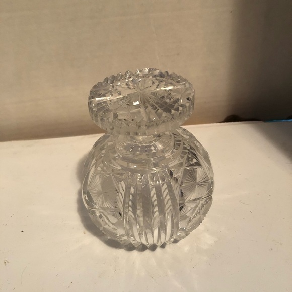 Elegant vintage crystal Perfume Bottle. Stunning little perfume bottle- like new - Picture 8 of 8